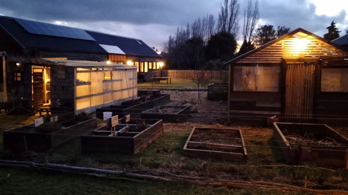 Diseño de vivienda rural con cierre perimetral e iluminación exterior, clave para la seguridad en casas aisladas del sur de Chile