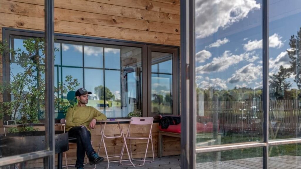 Persona disfrutando su vivienda rural con seguridad integrada, ejemplo de diseño arquitectónico pensado para tranquilidad en el sur de Chile