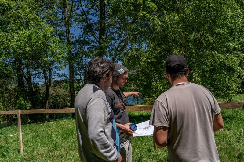 Arquitectos de Estudio Nalca diseñando casa sustentable en el sur de Chile