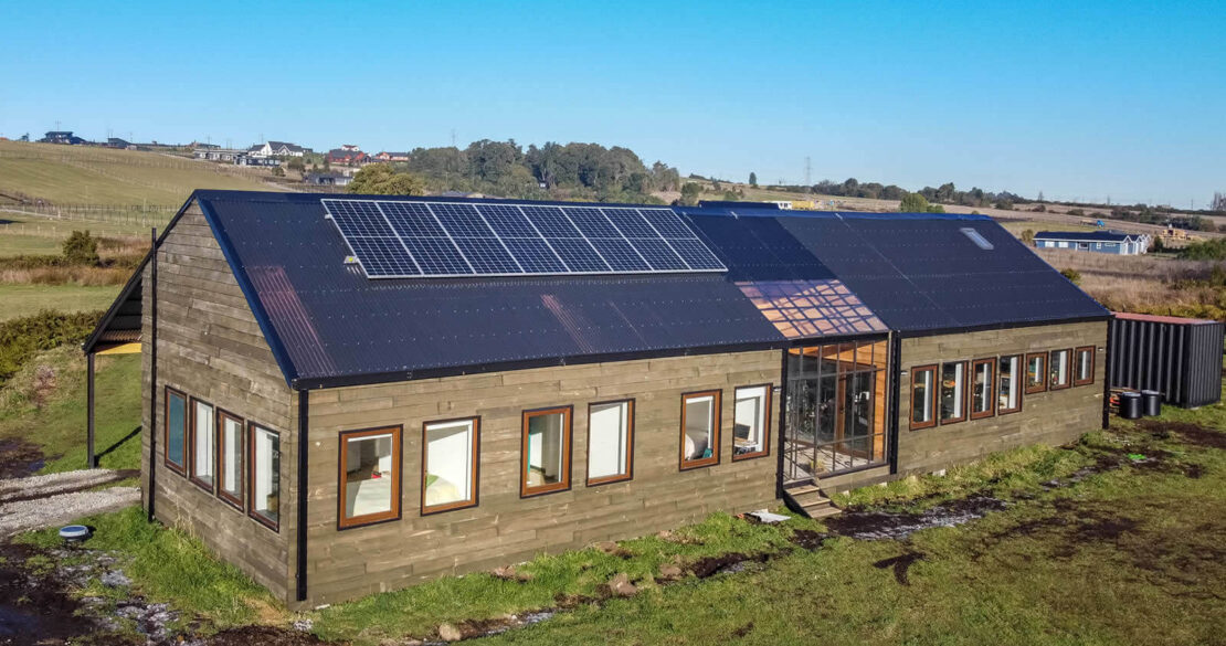 hábitos en casas sustentables en Chile con paneles solares y diseño eficiente
