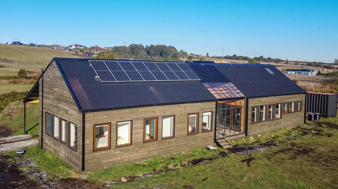 hábitos en casas sustentables en Chile con paneles solares y diseño eficiente