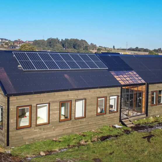 hábitos en casas sustentables en Chile con paneles solares y diseño eficiente