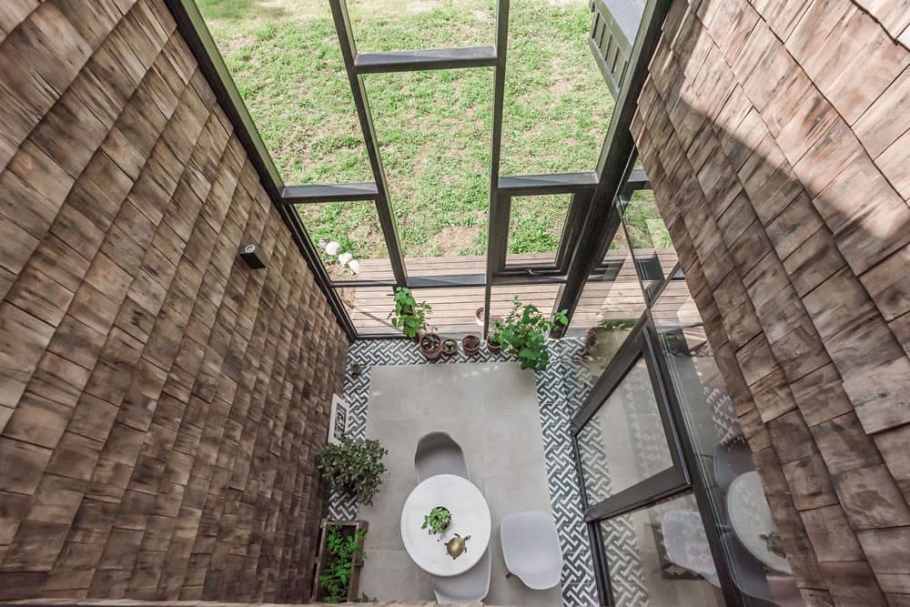 Detalle de revestimiento en tejuelas de madera en arquitectura bioclimática en el sur de Chile