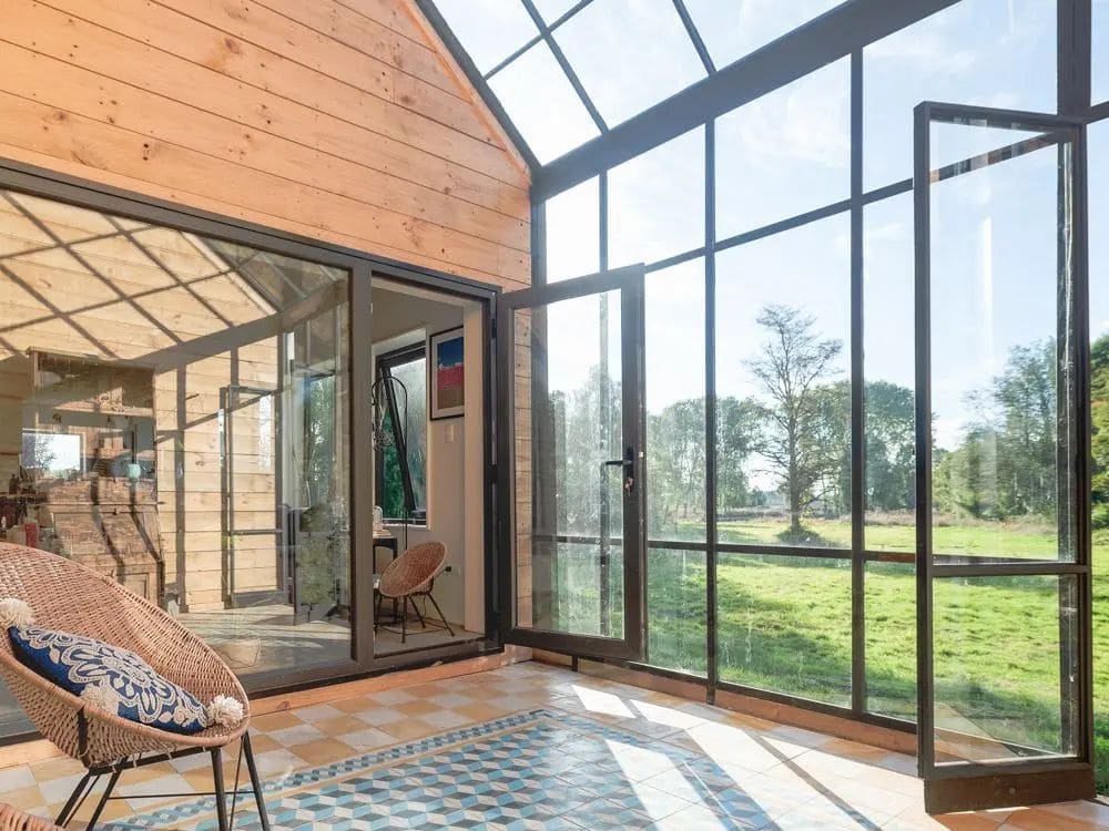 Interior luminoso con patio de invierno en casa bioclimática del sur de Chile