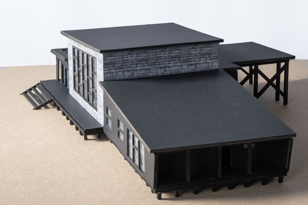 Maqueta arquitectónica de casa bioclimática en el sur de Chile, mostrando volúmenes y materiales.