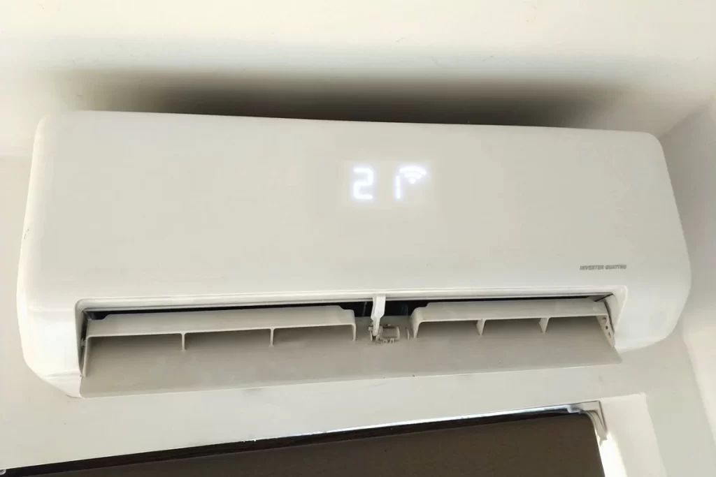 Aire acondicionado Inverter mostrando 21 grados como calefacción eficiente en una casa sustentable