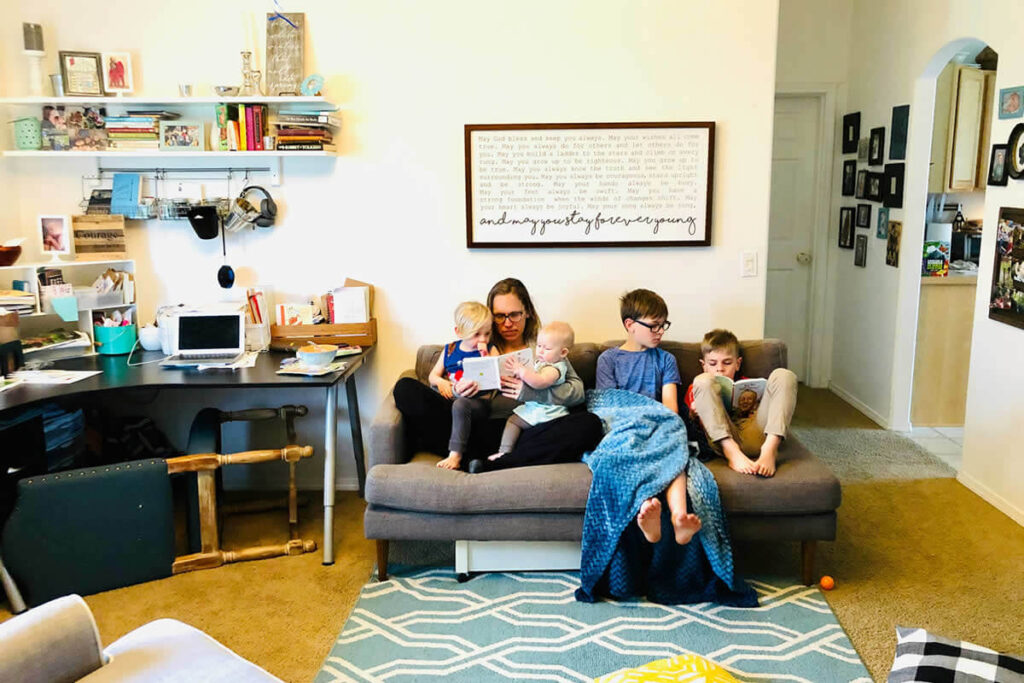 familia aplicando hábitos en casas sustentables para ahorrar calefacción