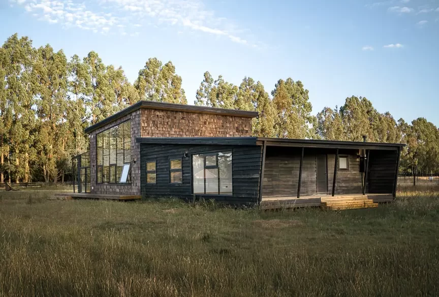 Arquitectos Puerto Varas diseñando casas eficientes en el Sur de Chile para gestionar la inversión.