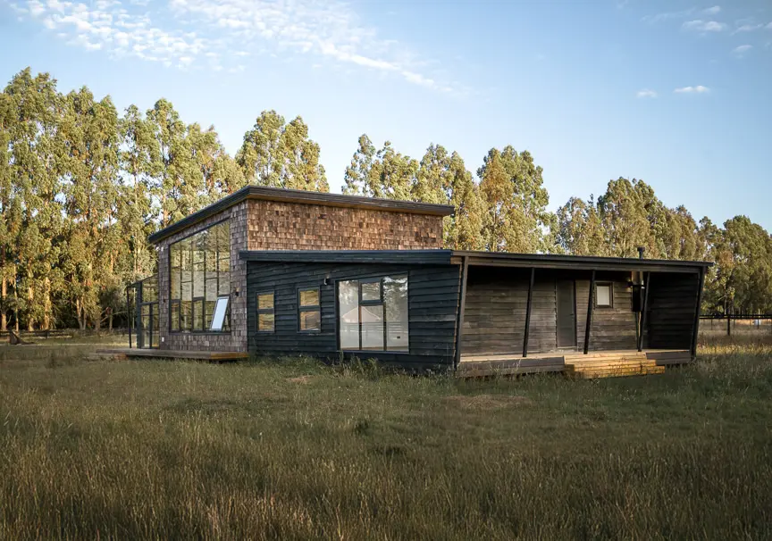 Arquitectos Puerto Varas diseñando casas eficientes en el Sur de Chile para gestionar la inversión.