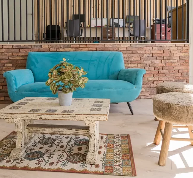 Área de reunión y lounge con toques cálidos y mobiliario moderno en Casa Antropica.