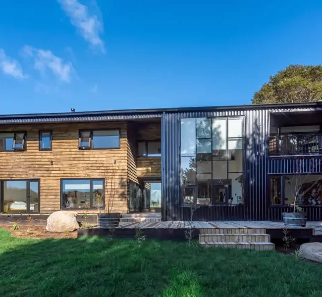 Fachada de Casa II, Puerto Varas. Diseño moderno y eficiencia con triple vidriado hermético (TVH) y muros de 30 cm.