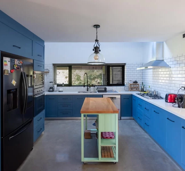 Cocina con isla y diseño funcional, usando materiales nobles. El diseño interior contribuye a un ambiente de vida agradable.