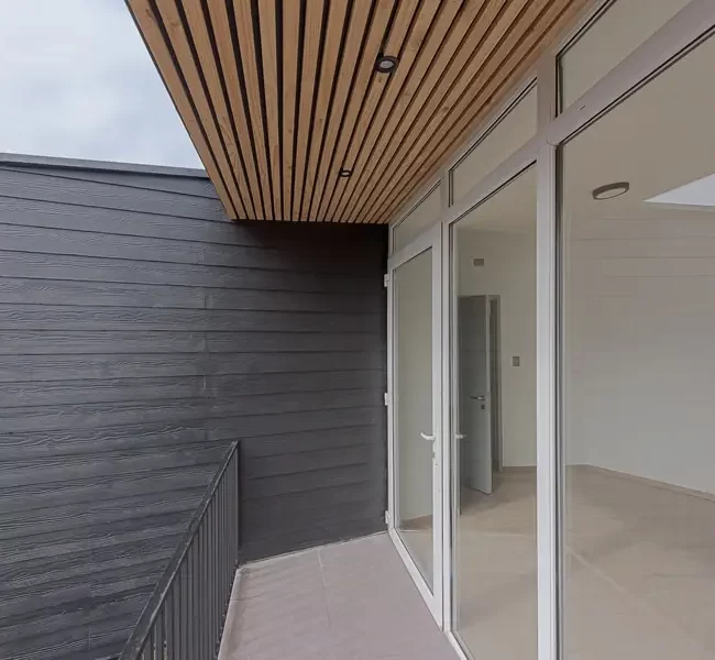 Detalle del techo de madera clara, parte de la restauración que busca generar ambientes de trabajo agradables.