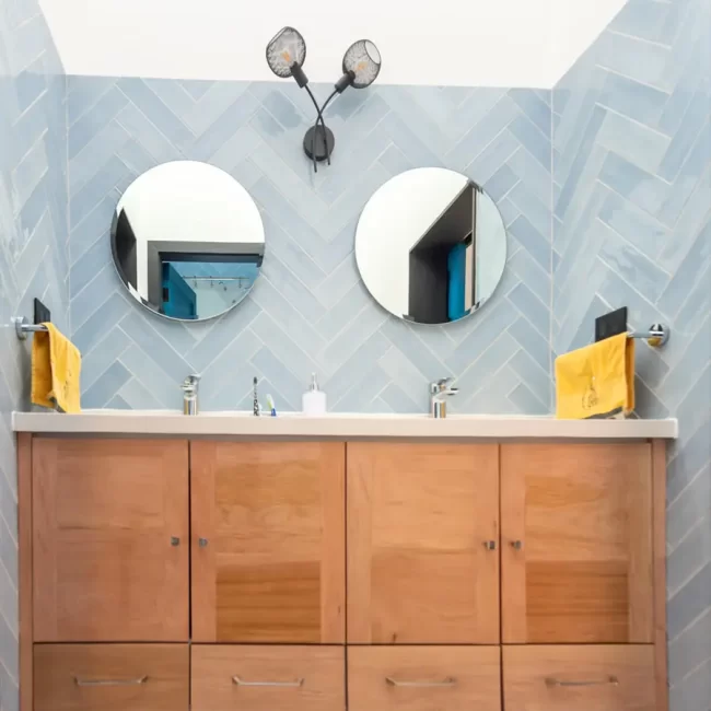 Diseño de baño con vanitorio de madera nativa. Énfasis en la estética, los materiales nobles y la funcionalidad.