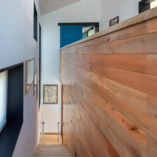 Escalera interior de madera nativa, un elemento clave que aporta calidez y resalta la calidad de la carpintería.