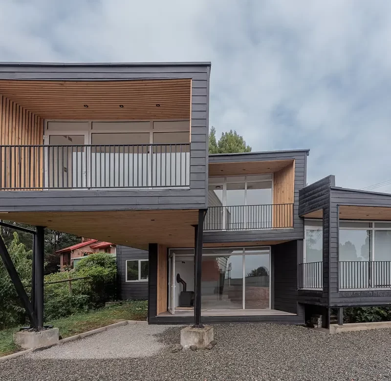 Fachada exterior de oficina moderna en Puerto Varas. Restauración arquitectónica de Casa Antropica por Estudio Nalca.