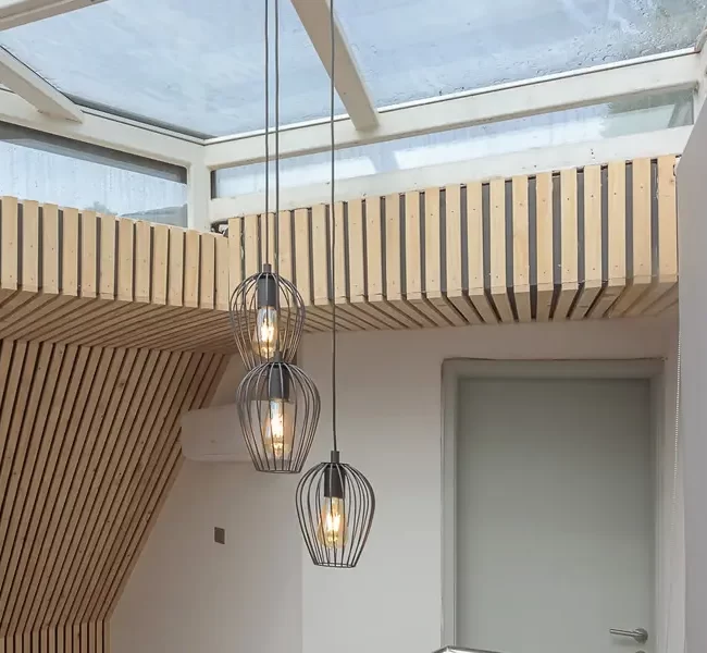 Diseño de iluminación moderno y tragaluz en la oficina restaurada Casa Antropica en Puerto Varas.