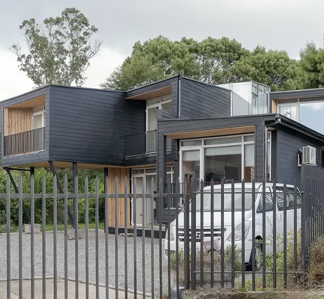 Vista de la sede corporativa, Casa Antropica, mostrando el diseño moderno para empresas en el sur de Chile.