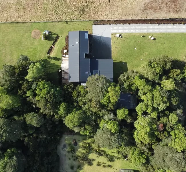 Vista aérea de Casa II. Diseño eficiente, aislación superior y captación solar en parcela de Puerto Varas.