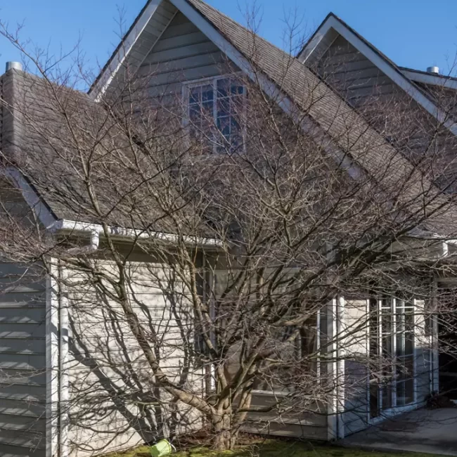 Casa antigua de madera típica de la zona de lagos antes de la intervención de arquitectura y renovación de fachada.