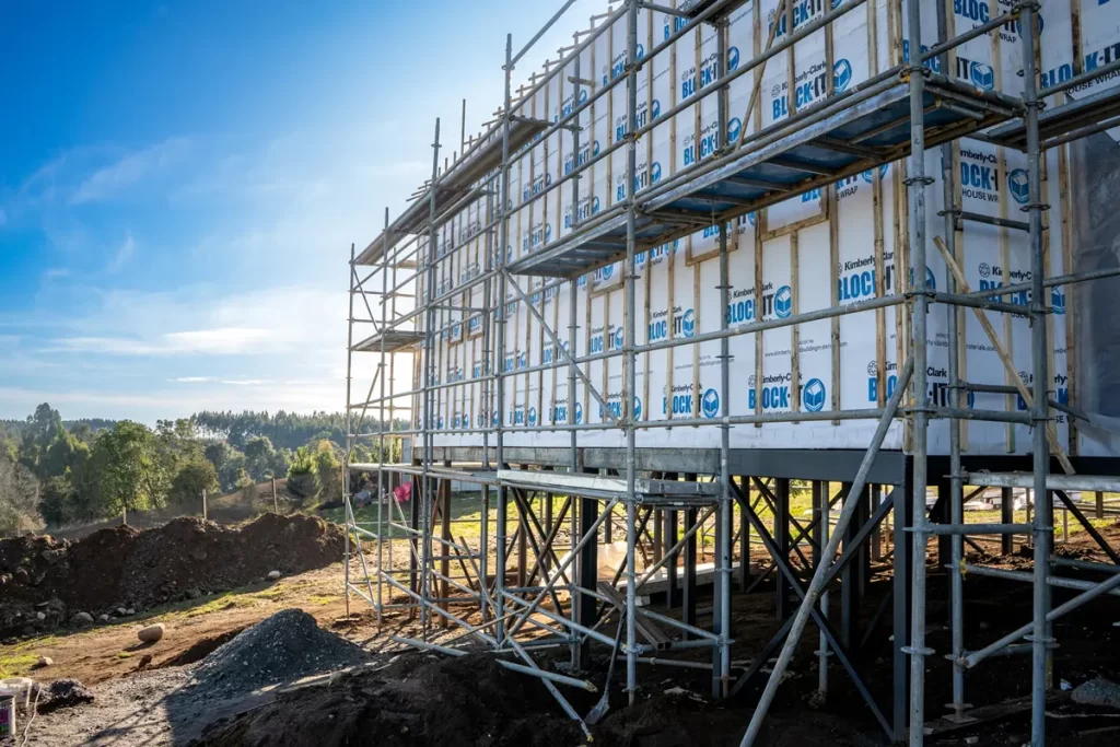 Estructura de madera y proceso de envolvente térmica para casa en el sur.
