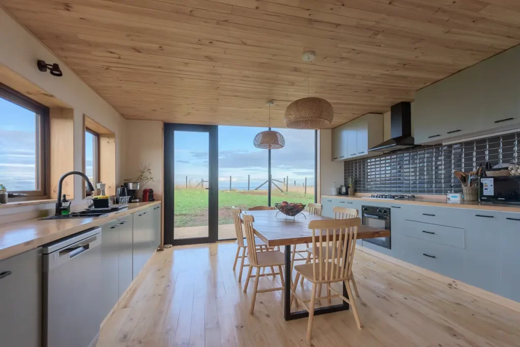 Interior acogedor de cocina y comedor con vistas al paisaje y aislación térmica.