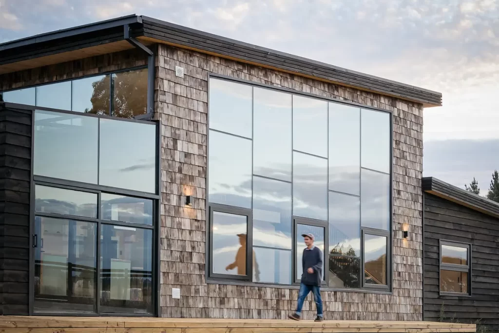 Fachada de casa moderna en el sur de Chile con persona que da escala al proyecto.