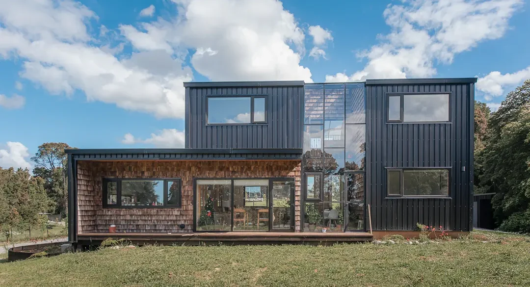 Casa moderna construida con paneles SIP en el sur de Chile con diseño eficiente y gran entrada de luz natural