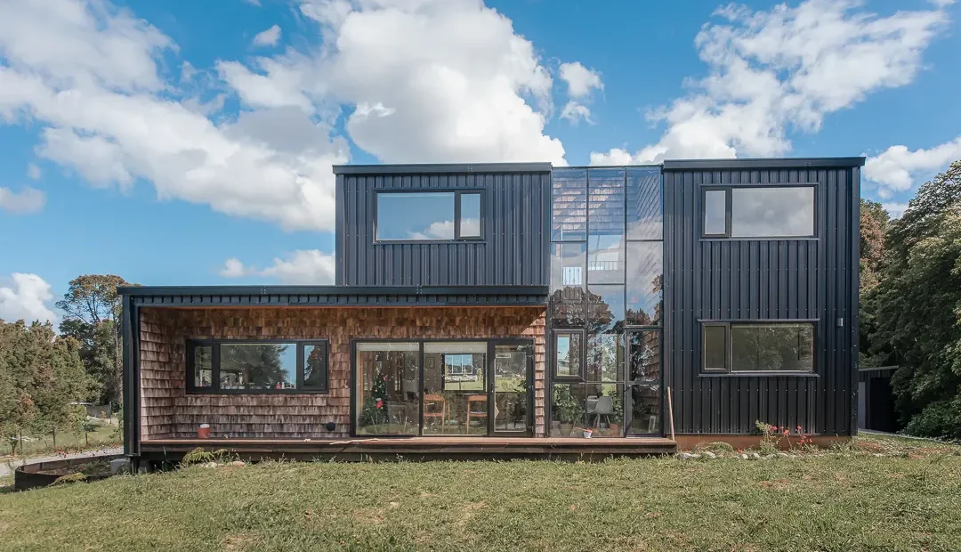 Casa moderna construida con paneles SIP en el sur de Chile con diseño eficiente y gran entrada de luz natural