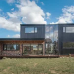 Casa moderna construida con paneles SIP en el sur de Chile con diseño eficiente y gran entrada de luz natural