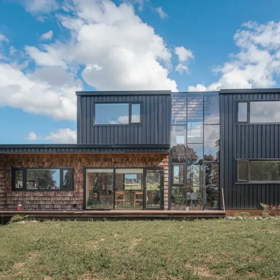 Casa moderna construida con paneles SIP en el sur de Chile con diseño eficiente y gran entrada de luz natural