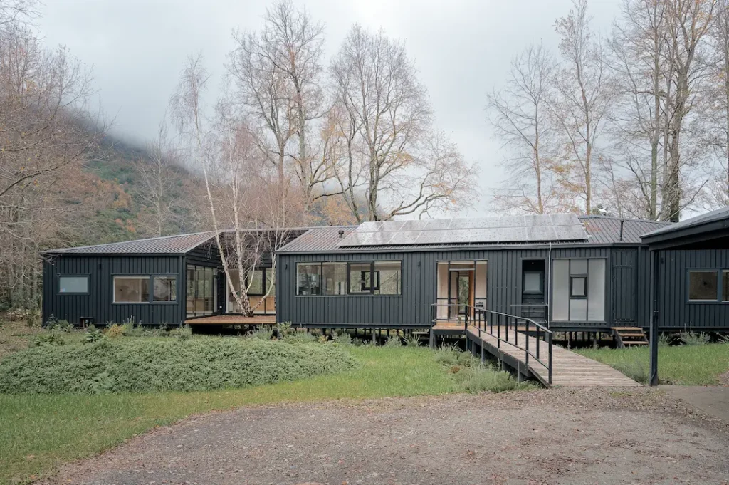 Casa construida con paneles SIP en el sur de Chile proyecto Borde Río terminada y adaptada al clima local