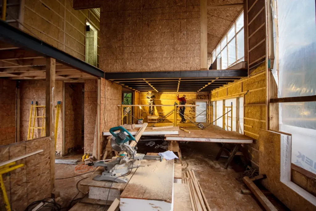 Construcción de vivienda con sistema SIP en el sur de Chile mostrando estructura interior