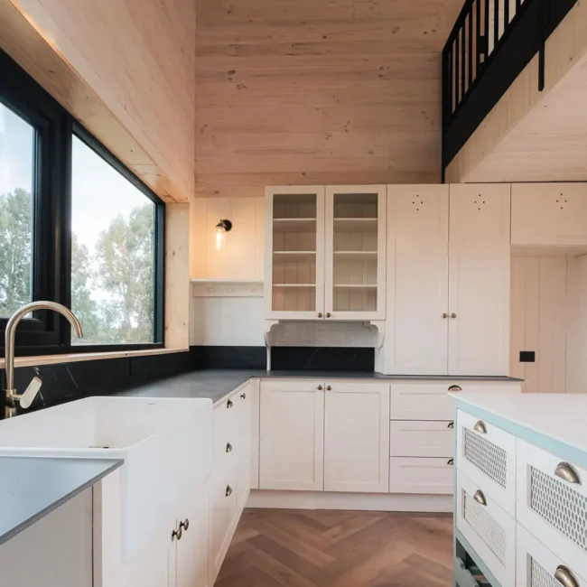 Cocina estilo campo de Casa DLM diseñada y construida por Estudio Nalca en Frutillar