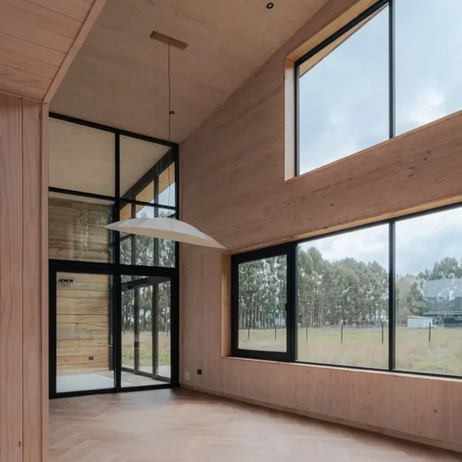 Interior luminoso de Casa DLM en madera diseñada por Estudio Nalca en Frutillar